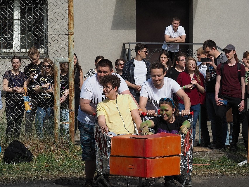 Juwenalia Politechniki Łódzkiej 2023. Kolorowa parada studentów przeszła przez kampus "Polibudy" i odbyły się wesołe scenki