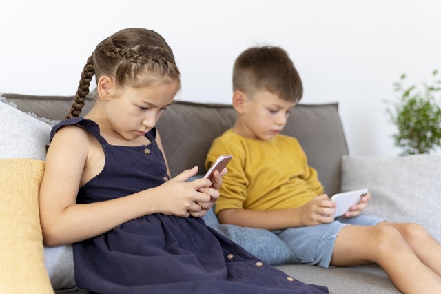 Zbyt częste korzystanie przez dziecko ze smartfona, tabletu czy laptopa zaburza jego rozwój i powoduje problemy z koncentracją, pamięcią oraz negatywnie wpływa na zachowanie.