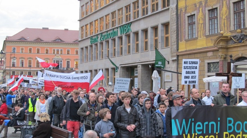 Marsz mężczyzn przeszedł przez centrum miasta. Bronili chrześcijańskich wartości (ZDJĘCIA)