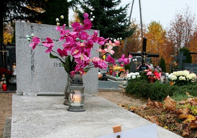 Prokuratura bada okoliczności jednego z pochówków na cmentarzu w Bzowie.