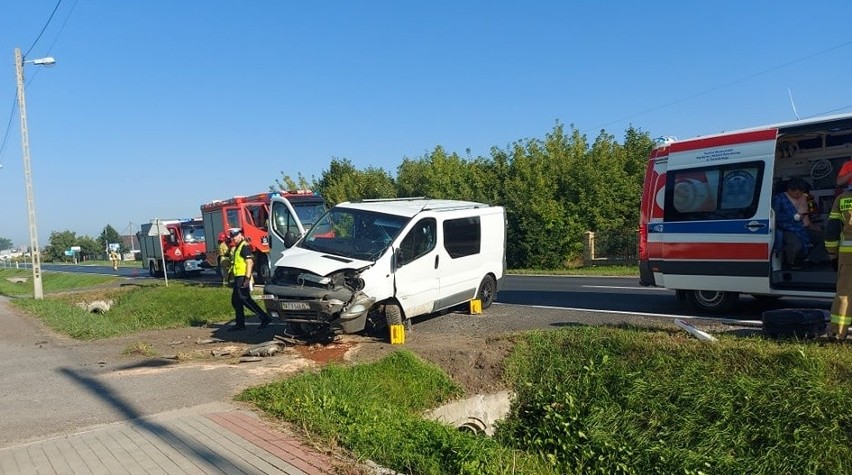 Wypadek w Gorzycach. Opel vivaro wpadł do rowu i uderzył w przepust drogowy. Ranny jest kierowca (ZDJĘCIA)