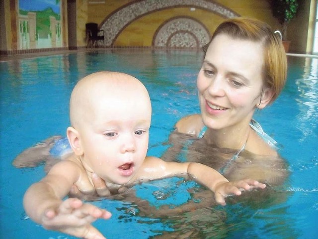 Kilkumiesięczny Witek ze swoją mamą Beatą podczas zajęć w szkole pływania Kaczucha. 