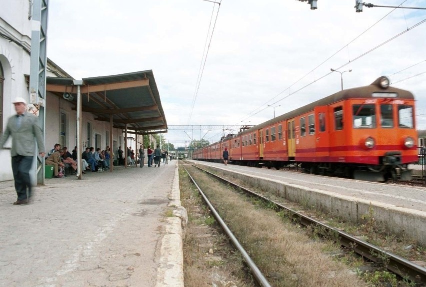 Białystok prawie jak z "Piłkarskiego Pokera". Stary dworzec PKP, furmanki na ulicach i szara rzeczywistość