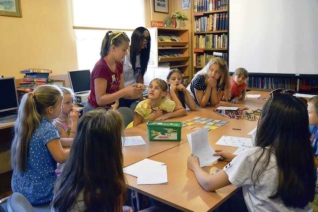 Bibliotekarze wspólnie ze szkołą językową zorganizowali zabawy z językiem angielskim w bibliotece, bo w wakacje nauka też może być przyjemna