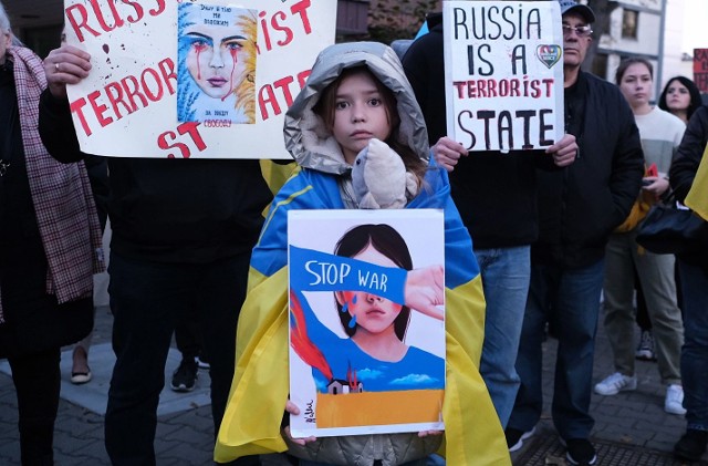 Mieszkańcy Warszawy protestują przeciwko działaniom Kremla. Uważają, że Rosja jest państwem terrorystycznym