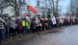 Demonstracja przed Radiem Zachód przeciwko łamaniu prawa przez rząd Tuska