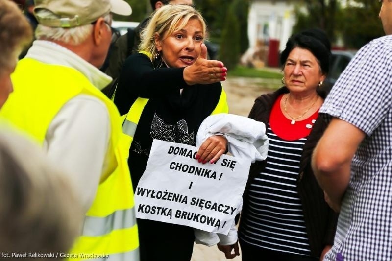 Wrocław: Mieszkańcy Zakrzowa protestowali i blokowali ulicę (ZDJĘCIA)