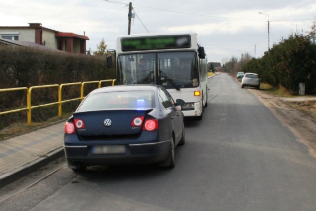 Zderzenie autobusu z autem osobowym najbardziej odczuła pasażerka autobusu, która z urazem kręgosłupa trafiła do szpitala.