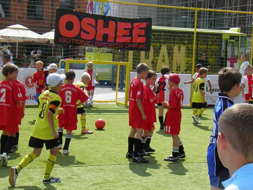 młodzi piłkarze przed pierwszym gwizdkiem