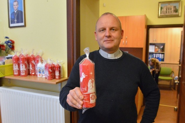 Ksiądz Krzysztof Banasik, zastępca dyrektora Caritas diecezji kieleckiej, zachęca do nabywania świec i pomocy dzieciom