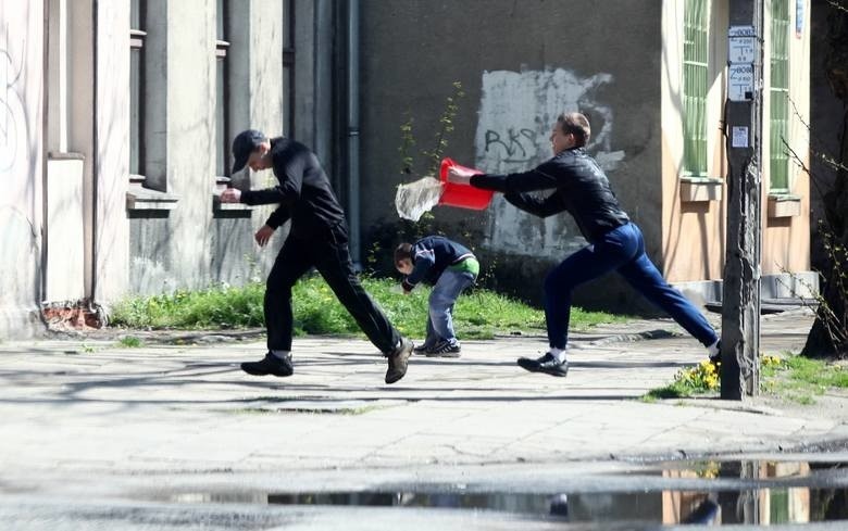 Śmigus dyngus, czyli lany poniedziałek. Tradycja polewania wodą. Kiedy to wypada? 