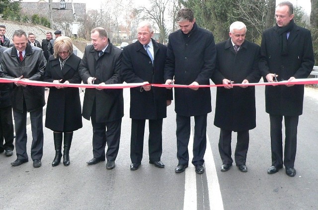 Przebudowana droga powiatowa Skadla - Bronina została uroczyście otwarta w Widuchowej koło Buska-Zdroju.