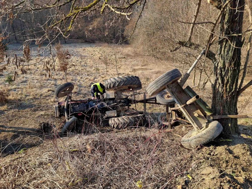 Wypadek w Ujkowicach. Traktor wypadł z drogi. Kierowca został ranny [ZDJĘCIA]