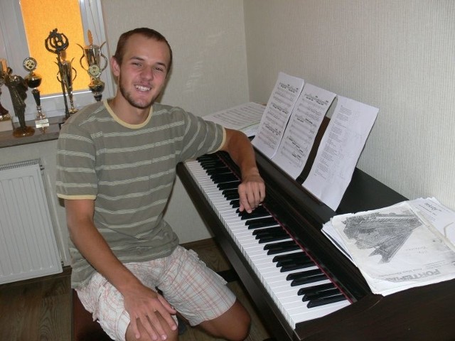 Pasją Filipa jest muzyka. Jest utalentowanym pianistą.