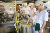 Żurek dla potrzebujących od Gastronomika - uczniowie ugotowali 100 litrów zupy! 