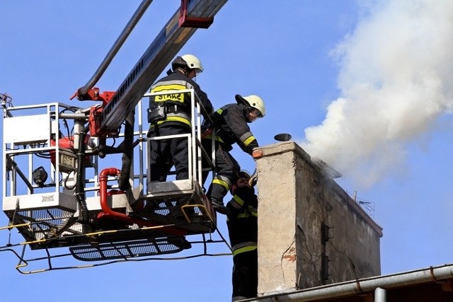 Strażacy gaszą sadze w kominie budynku przy ul. Kniewskiego w Kołobrzegu.