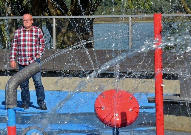 Andrzej Brzeziński na wodnym placu zabaw w Janikowie