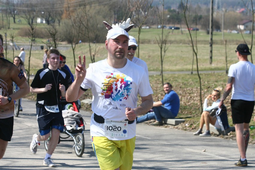 Biegli w niedzielę nad Zalewem Zemborzyckiem. To ostatni bieg z cyklu "Cztery Dychy do Maratonu" [DUŻO ZDJĘĆ]