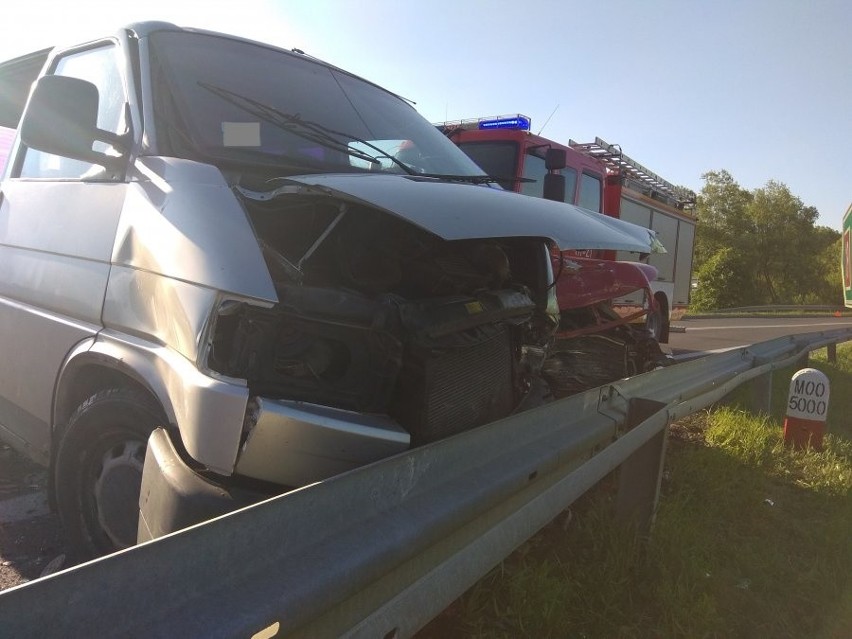 Obrażeń doznał jeden pasażer volkswagena i dwóch pasażerów...