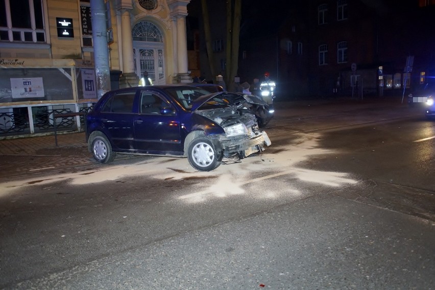 Na ulicy Sienkiewicza w Słupsku kierowca skody uderzył w fiata [ZDJĘCIA]