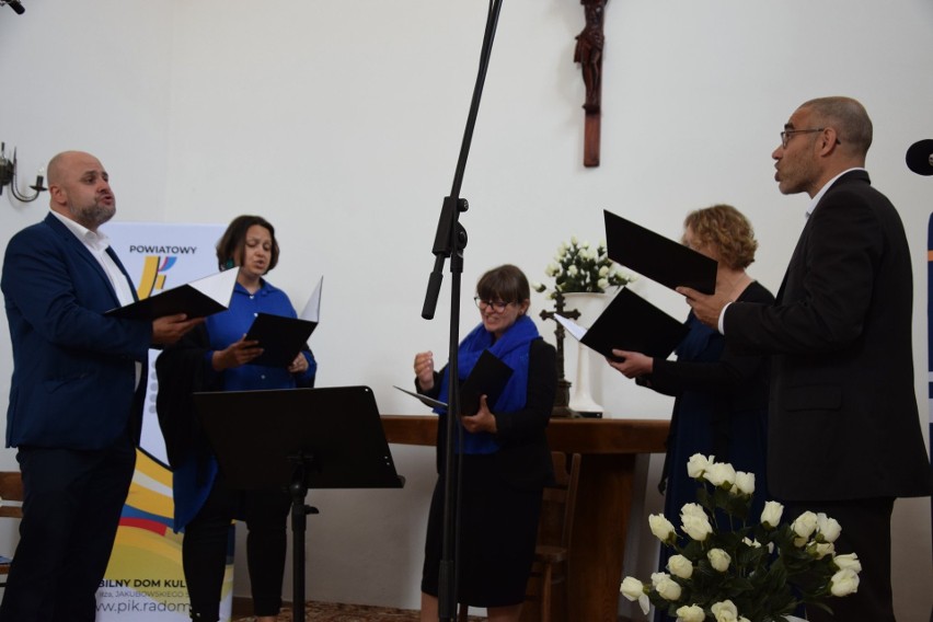 Schola wykonała w kościele w Iłży piękne utwory religijne.
