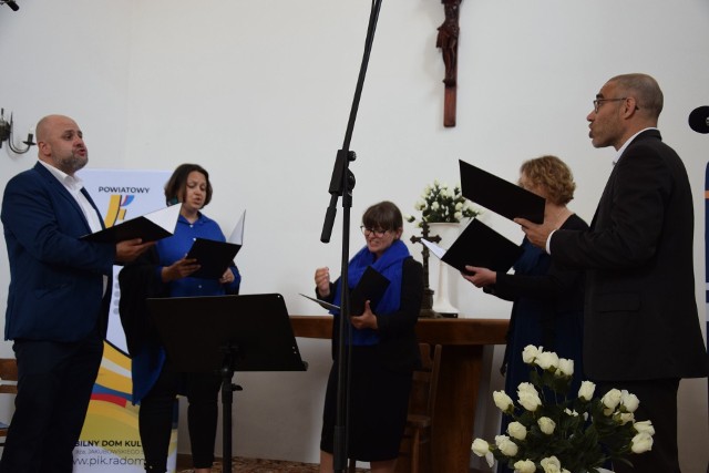 Schola wykonała w kościele w Iłży piękne utwory religijne.