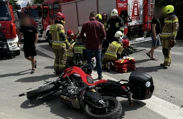 Wypadek z udziałem motocykla i osobówki w Łodygowicach
