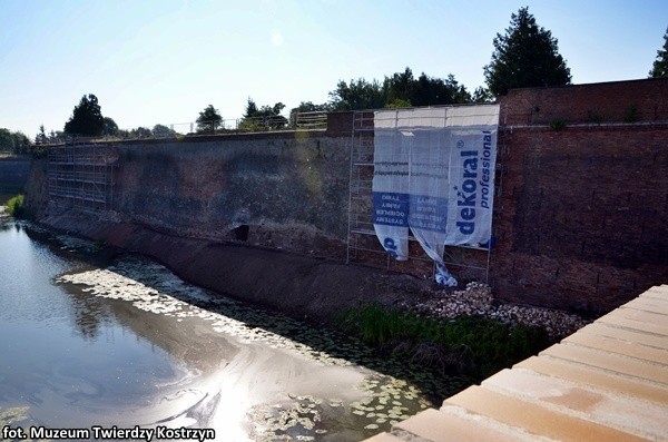 Trwa remont murów bastionu Król na Starym Mieście w Kostrzynie nad Odrą.