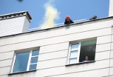 Pożar w kamienicy w centrum Bydgoszczy. Na miejscu działały trzy zastępy straży. Dworcowa była zablokowana