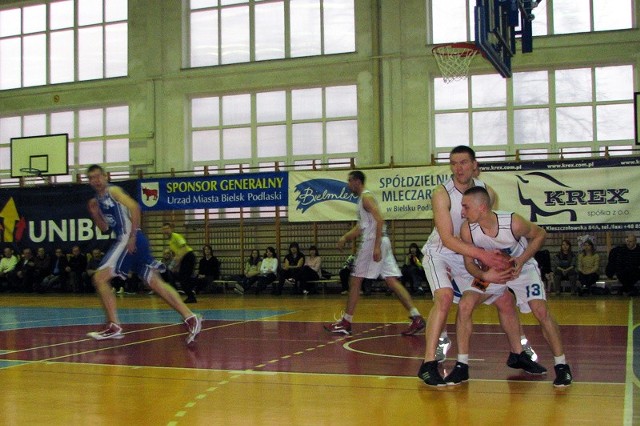 W tym sezonie żaden koszykarz Tura nie odpuszczał walki o piłkę. Na zdjęciu: Arkadiusz Zabielski i Mariusz Rapucha.