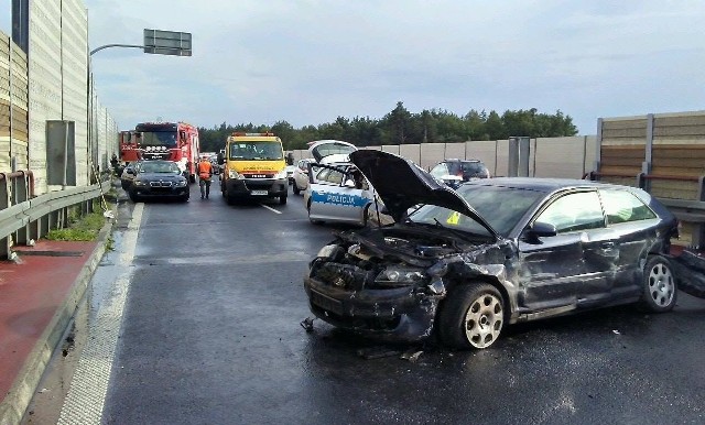 Wypadek na trasie S11. Na wjeździe do Poznania zderzyły się w piątek dwa samochody. Jedna osoba została ranna.Przejdź do kolejnego zdjęcia --->