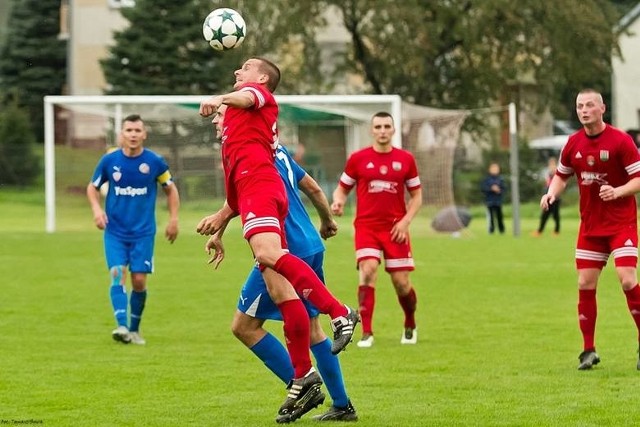 Sokół Nisko (czerwone stroje) strzelił cztery bramki w sparingu z Sokołem Kamień, ale tyle samo goli stracił...