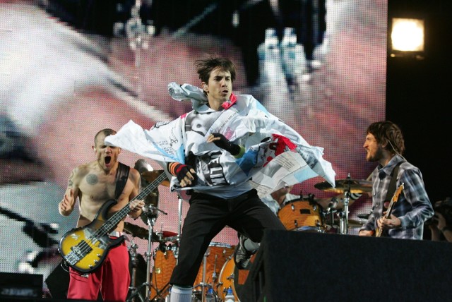 Red Hot Chili PeppersW przyszłym roku ma się ukazać najnowsza płyta słynnych „Papryczek”, planowana jest też światowa trasa. I podobnie jak przy poprzedniej propozycji, mamy jedno porównanie: tegoroczna rybnicka gwiazda, zespół Linkin Park swój pierwszy koncert w Polsce miał na Stadionie Śląskim w Chorzowie. W tym samym miejscu swój polski „pierwszy raz” miał zespół Red Hot Chili Peppers. Więc?...