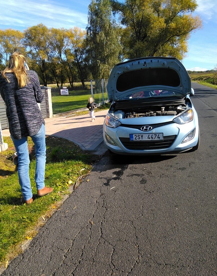 Kobiecie jadącej z dziećmi zepsuł się samochód. Długo nikt nie pomagał