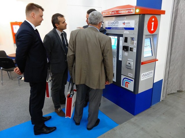 Pokazowy radomski biletomat był prezentowany w środę na stoisku producenta firmy Mera-Systemy podczas branżowych targów Transexpo 2014 w Kielcach.