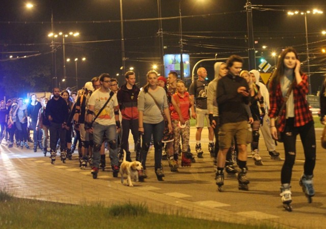 Przy Centrum Kultury - nocna jazdaZasada jest prosta: rolkarze wyruszają nocą w miasto. W tym roku trasa Nightskating Lublin ma rekordową długość - 27 km. Przejazd trwać będzie ok. 2 godz. Wszystko odbywa się pod eskortą policji i służb zabezpieczających. Nie ma ograniczeń wiekowych. „Wziąć udział w imprezie może każdy, kto ma rolki i potrafi sprawnie hamować - jedyny wymóg tyczy osób do 15. roku życia, bezwzględnie muszą jechać w kasku”, tłumaczą organizatorzy.Sobota, plac L. Kaczyńskiego przy Centrum Kultury, godz. 20.00, wstęp wolny