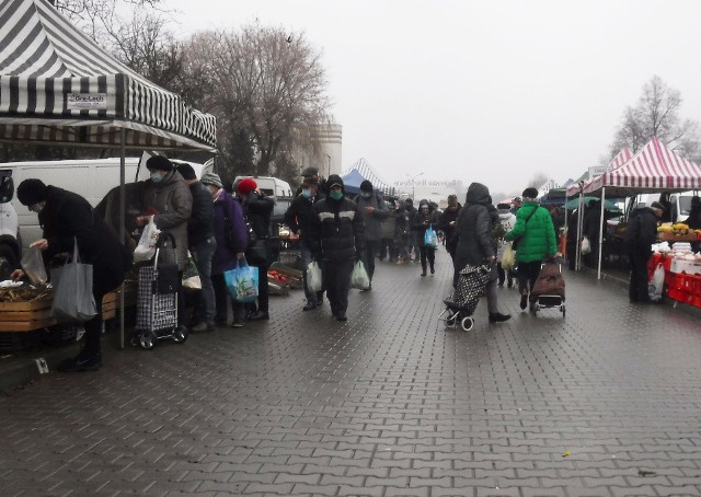 Mimo padającego deszczu na targowisku Korej panował spory ruch. Za tydzień święta Bożego Narodzenia. Wiele osób robiło już świąteczne zakupy. Suszone gruszki były w cenie 16 złotych, suszone jabłka 15 złotych za kilo. Suszone śliwki z pestką 14 złotych a bez pestek18 złotych za kilogram. Mandarynki kosztowały 6,50 za kilo. Tyle samo trzeba było zapłacić za kilogram pomarańczy. Lampki choinkowe można było kupić w cenie od 15 do 300 złotych a choinkę w doniczce za 60-70 złotych. Za żywego karpia trzeba było zapłacić 20 złotych za kilogram.Na kolejnych slajdach ceny popularnych produktów i oferta świąteczna 