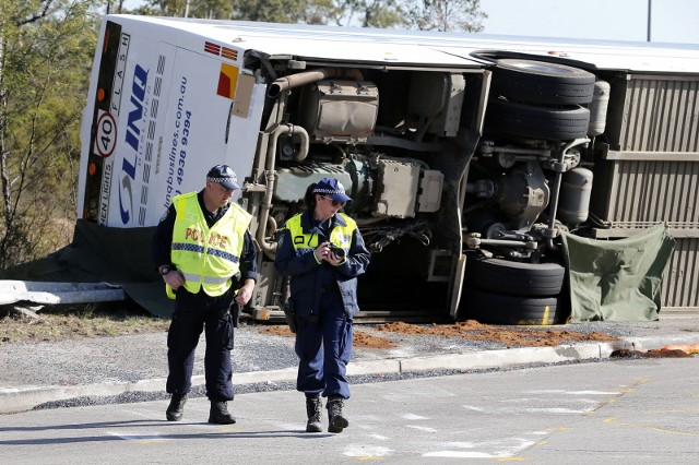 Do wypadku, w wyniku którego autobus przewrócił się na bok, doszło we mgle