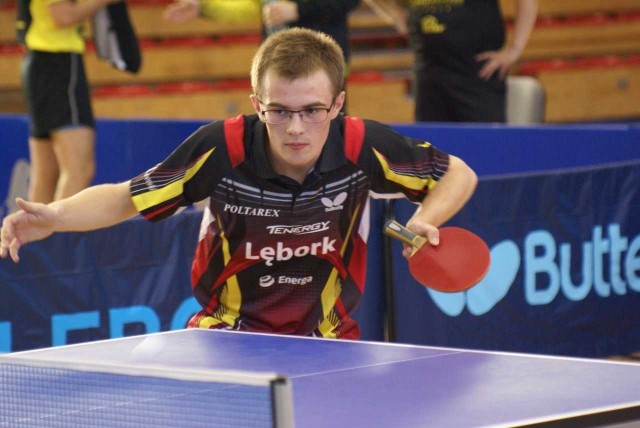 Sławomir Dosz to wielokrotny medalista mistrzostw Polski w  kategoriach młodzieżowych, który preferuje ofensywny styl gry