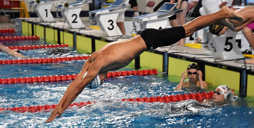 Oświęcim. MP juniorów 15-letnich. Pływacy Unii rozpoczęli mistrzostwa dwoma medalami - polubili brąz. Padły dwa rekordy Polski. ZDJĘCIA