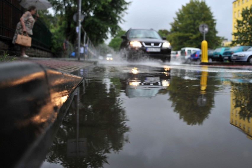 Kraków: gwałtowna burza spowodowała zalania w całym mieście [ZDJĘCIA]
