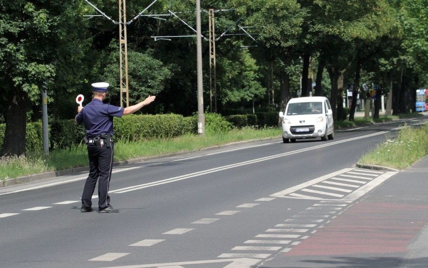 Co grozi kierowcom, którzy nie stosują się do nakazu jazdy w...