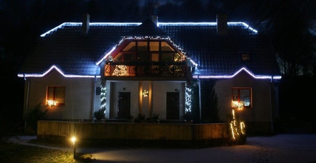 Szczecin, ul. Pyrzycka. Tak wygląda dom pani Haliny Górajek, który wygrał w konkursie na najpiękniejszą dekorację.
