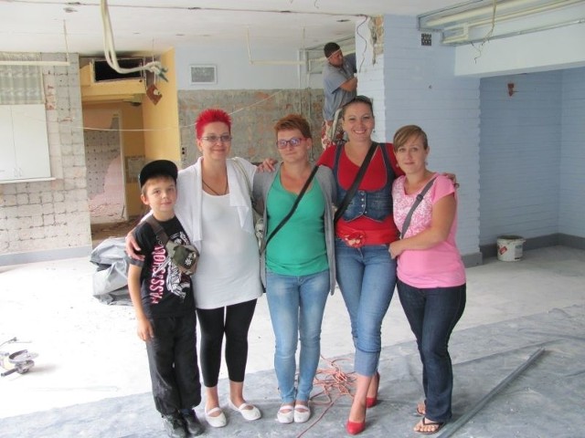 Na zdjęciu (od lewej) Bartek Kuśmierczyk z mamą Marzeną, Magdalena Dulewicz, Barbara Borówka oraz Beata Laskowska. W tle w pocie czoła uwijają się robotnicy, którzy pracują nad metamorfozą ich lokalu w &#8222;pałacyku