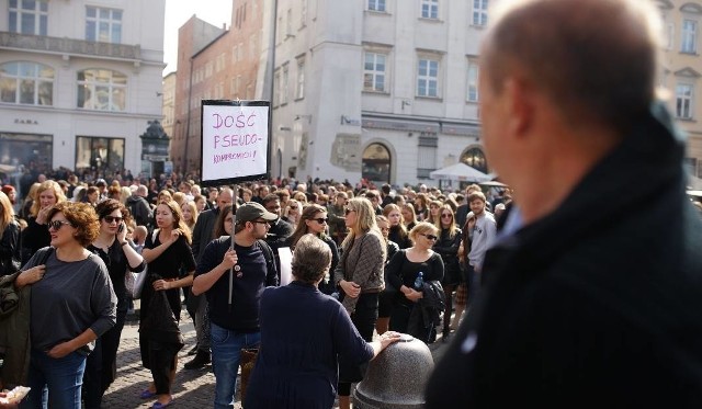 Protesty w obronie praw kobiet odbywają się w wielu miastach Polski, na ten w Krakowie przybyło wiele osób.