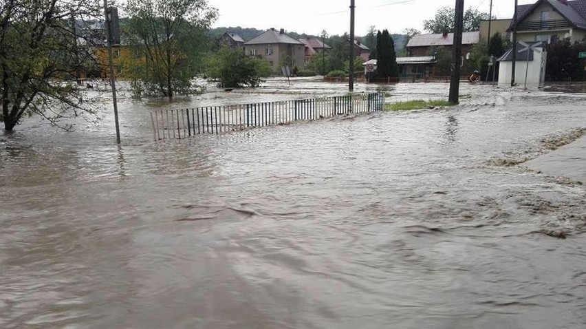 Wielka burza nad Chrzanowem. Zalane domy, drogi, połamane drzewa. Sytuacja jest poważna