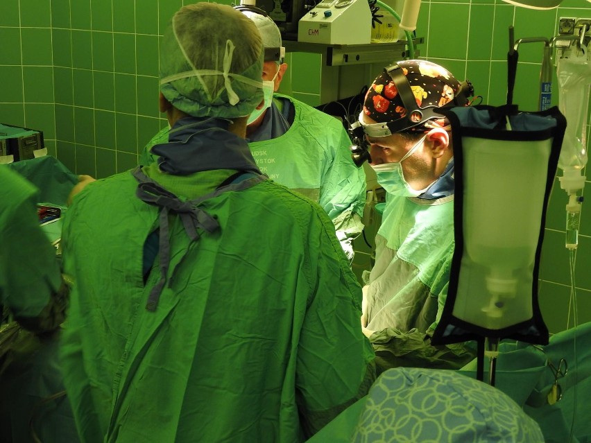 Białystok. Lekarze zoperowali kręgosłup 11-letniej dziewczynki. Pierwsi w Polsce zastosowali innowacyjną metodę [ZDJĘCIA, WIDEO]