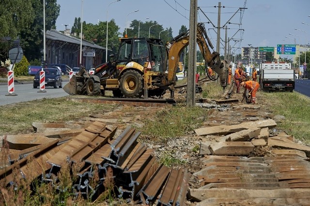 Kierowcy narzekają na utrudnienia na alei Włókniarzy, gdzie zawężono jezdnię z powodu przebudowy torów tramwajowych.