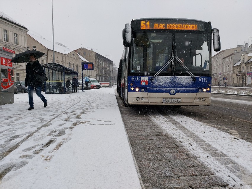 Zima w Bydgoszczy. W poniedziałek sypnęło śniegiem. Taka jest sytuacja na drogach w mieście