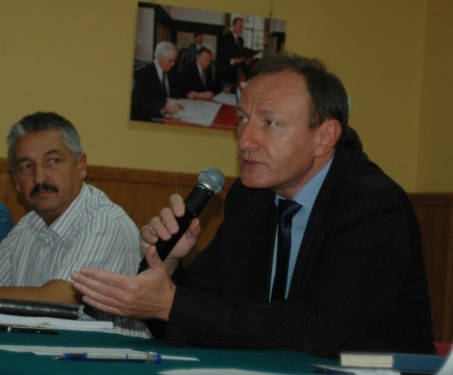 Burmistrz Sylwester Lewicki, obok jego zastępca Jerzy Chęciński.